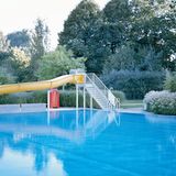 Ein leeres Freibad mit Wasserrutsche
