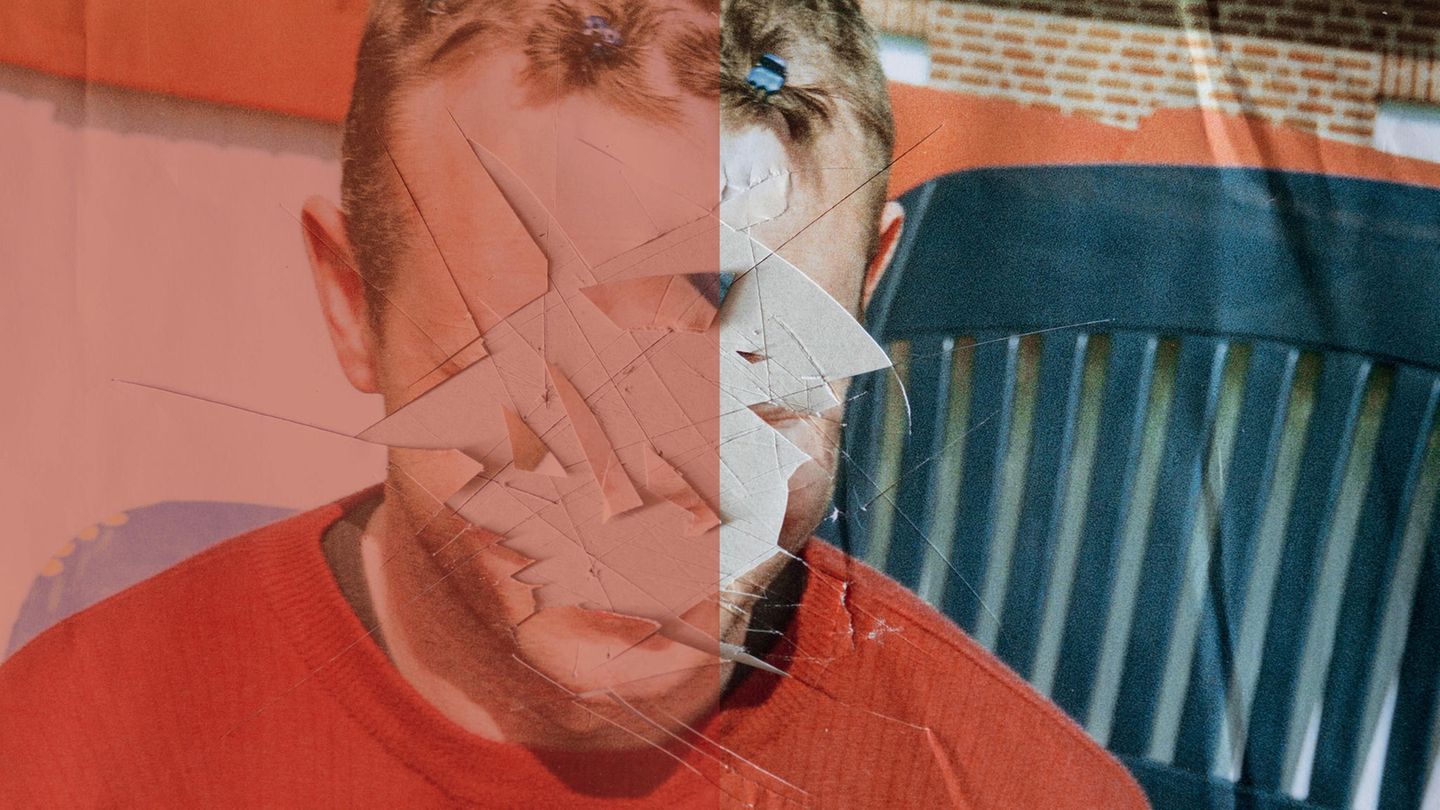 Fotografie eines jungen Mannes, bei der das Gesicht zerkratzt wurde