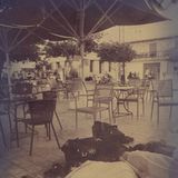 Kinder schlafen auf dem Fußboden eines leeren Terrassencafés