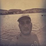 Ein Mann macht ein Selfie vor einem Gewässer