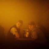 Junge Männer in einem verrauchten Raum