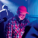 Ein junger Mann in Karohemd und Basecap