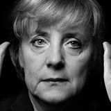 Angela Merkel zeigt beide Handflächen