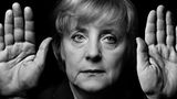 Angela Merkel zeigt beide Handflächen