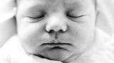 Ein Baby schläft friedlich