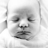 Ein Baby schläft friedlich