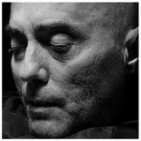 Das Gesicht eines Mannes als er lebt und als er verstorben ist