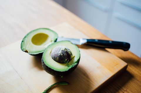 Avocado auf Schneidebrett