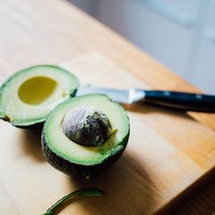 Avocado auf Schneidebrett