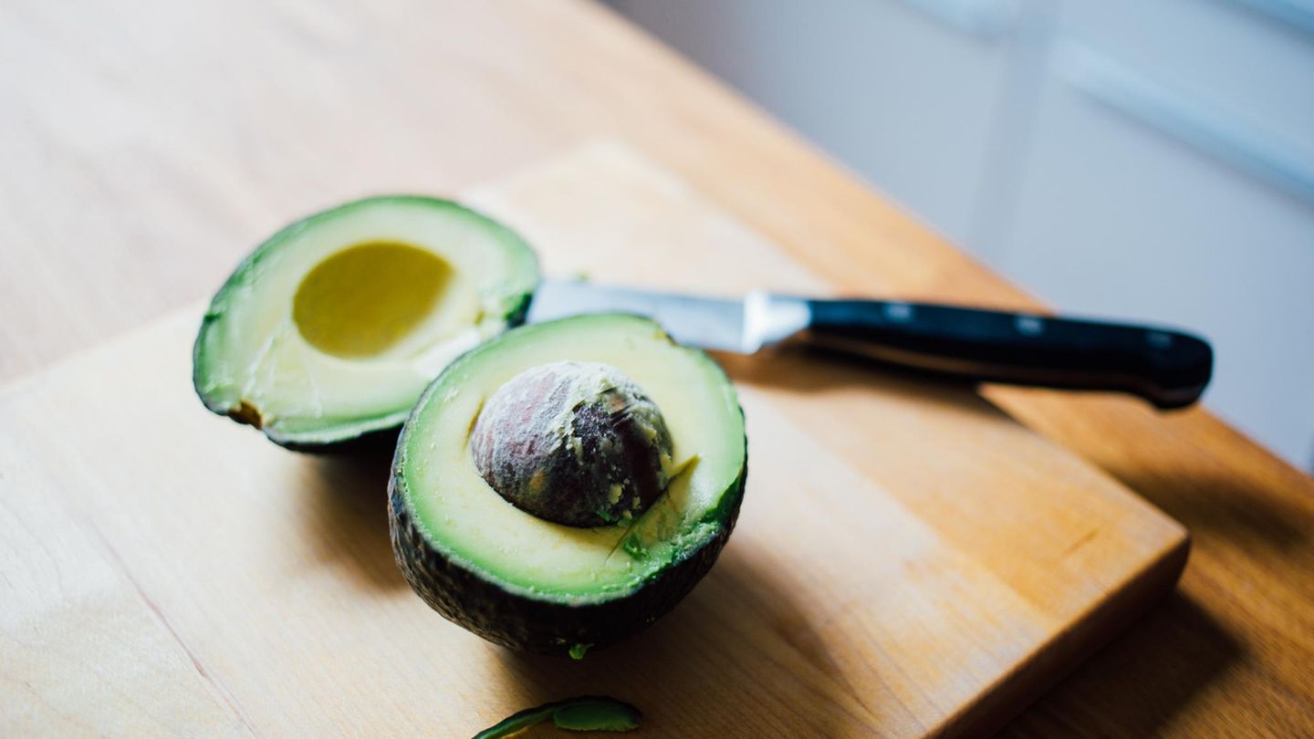 Avocado auf Schneidebrett