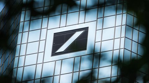 Das Logo der Deutschen Bank auf dem Deutsche-Bank-Hochhaus in Frankfurt am Main
