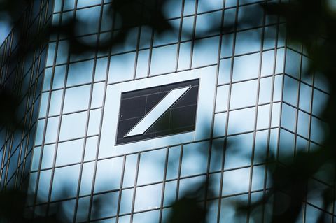 Das Logo der Deutschen Bank auf dem Deutsche-Bank-Hochhaus in Frankfurt am Main