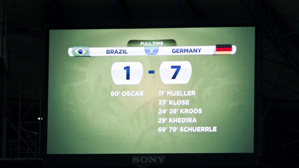 Anzeigetafel mit dem Endstand des WM-Spiels Deutschland - Brasilien