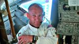 Auf dem dreitägigen Flug von der Erde zum Mond inspiziert Buzz Aldrin das Landemodul