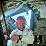 Auf dem dreitägigen Flug von der Erde zum Mond inspiziert Buzz Aldrin das Landemodul