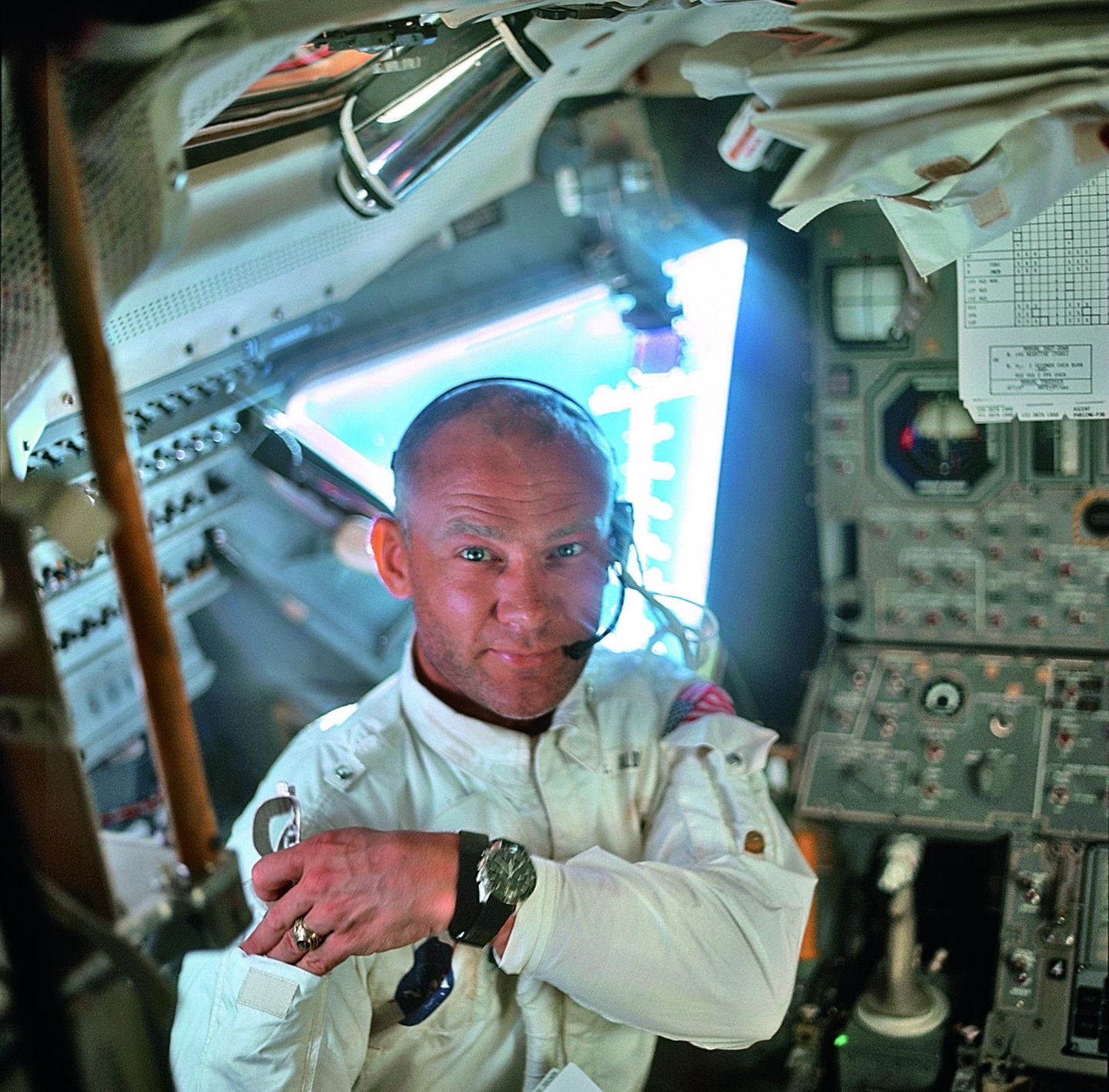 Auf dem dreitägigen Flug von der Erde zum Mond inspiziert Buzz Aldrin das Landemodul
