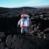 Ein Bild von 1962: In der Mojave Desert in Kalifornien wird ein möglicher Mondanzug getestet.