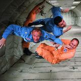 Für wenige Augenblicke in der Schwerelosigkeit: Die Astronauten Ted Freeman, Buzz Aldrin (Mitte) und Charlie Bassett an Bord eines Flugzeugs vom Typ KC135.