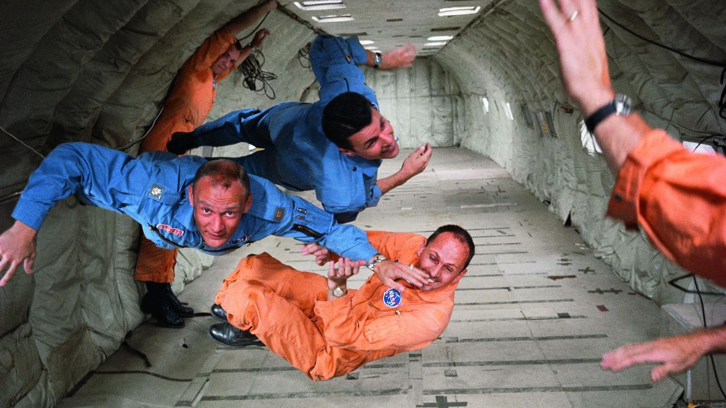 Für wenige Augenblicke in der Schwerelosigkeit: Die Astronauten Ted Freeman, Buzz Aldrin (Mitte) und Charlie Bassett an Bord eines Flugzeugs vom Typ KC135.