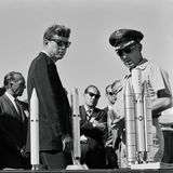 Auf der Philmont Boy Scout Ranch in New Mexico: Ortstermin von Präsident John F. Kennedy und Vizepräsident Lyndon Johnson bei einer ihrer Reisen zu den Nasa-Stationen im Land.