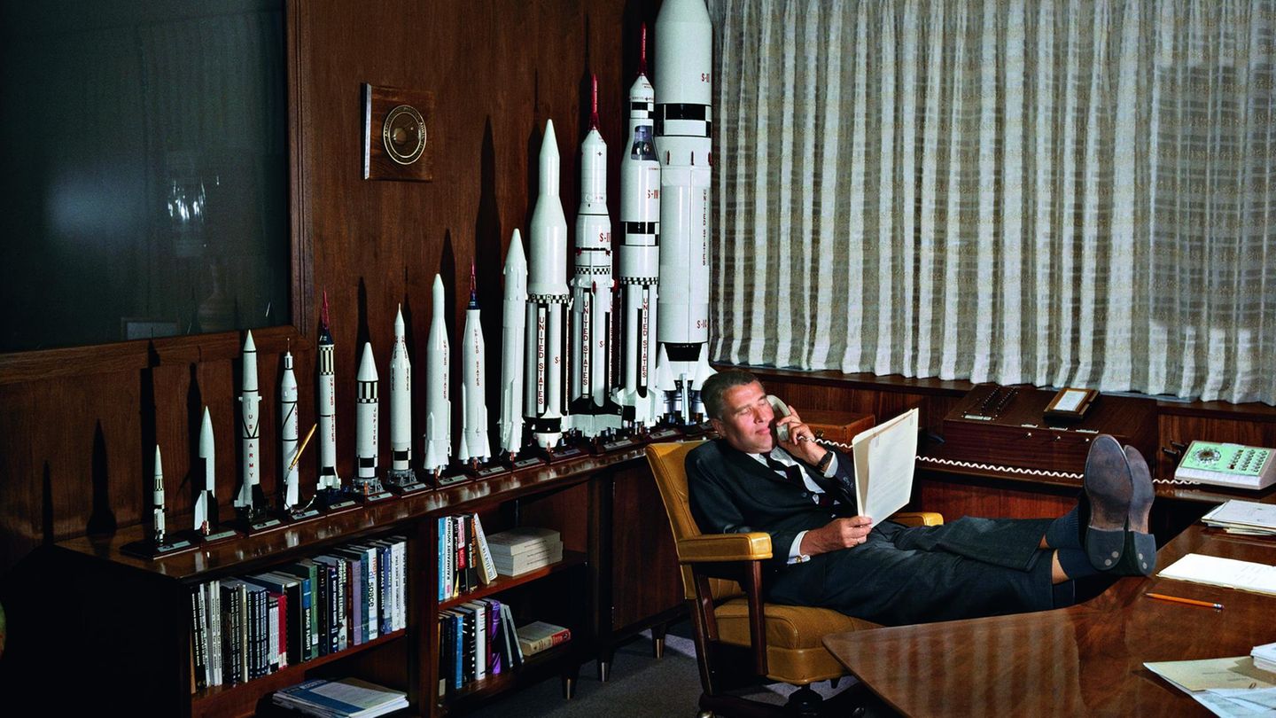 In seinem Büro im George C. Marshall Space Flight Center, Huntsville, Alabama: Die Trägerrakete vom Typ Saturn V wurde unter der Leitung von Wernher von Braun entworfen.