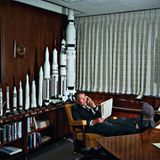 In seinem Büro im George C. Marshall Space Flight Center, Huntsville, Alabama: Die Trägerrakete vom Typ Saturn V wurde unter der Leitung von Wernher von Braun entworfen.