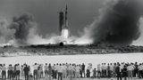 Blick von der Presse-Tribüne: Start der Mond-Mission am 16. Juli 1969 am Kennedy Space Center, auf Merritt Island in Florida.