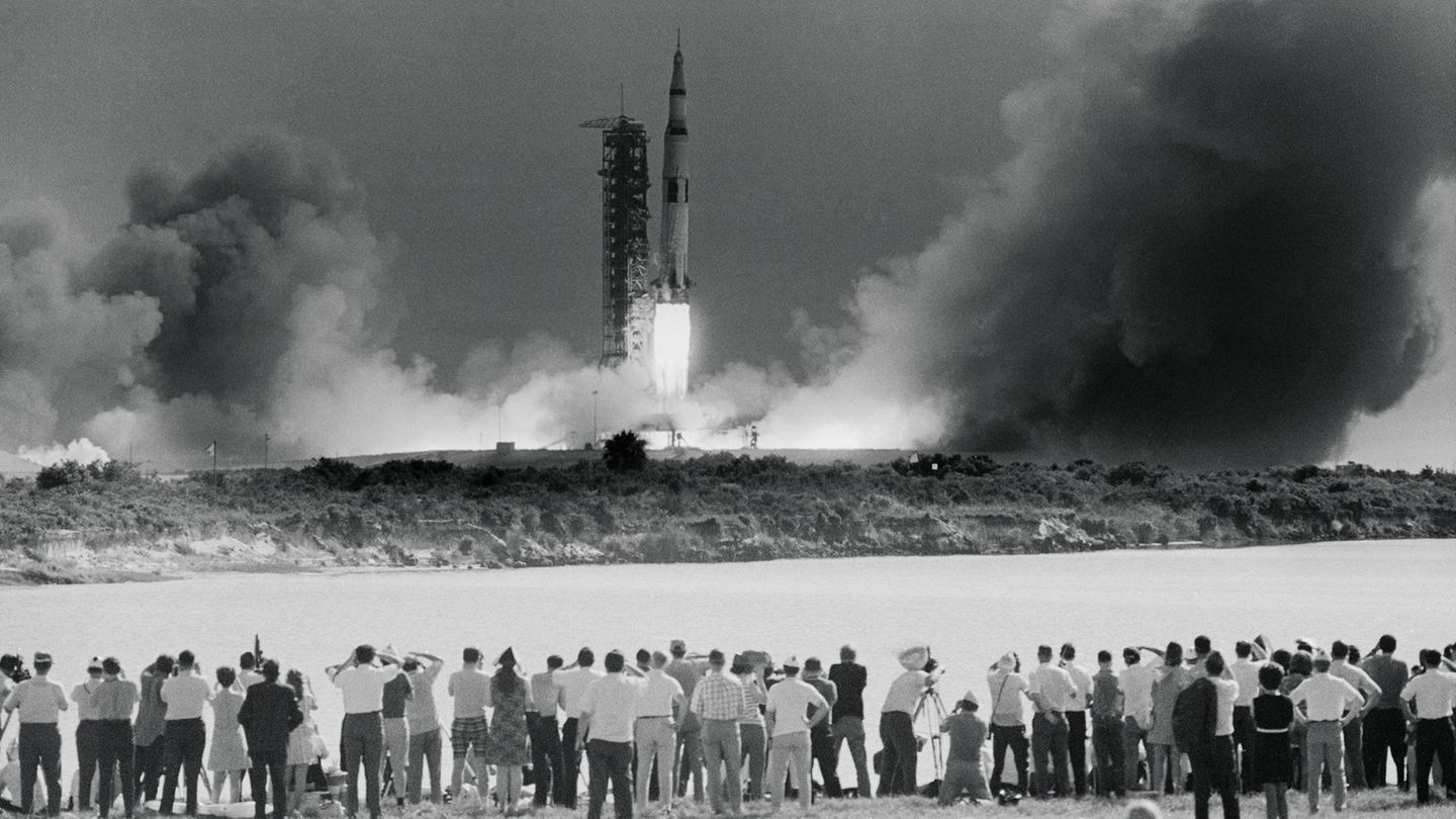Blick von der Presse-Tribüne: Start der Mond-Mission am 16. Juli 1969 am Kennedy Space Center, auf Merritt Island in Florida.