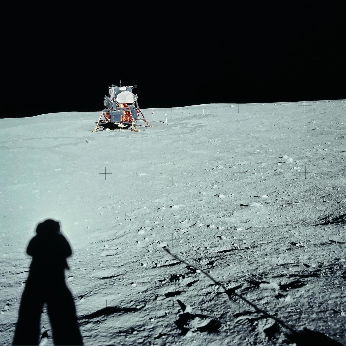 "Moonfire" von Norman Mailer: Am 20. Juli 1969: Der Schatten von Neil Armstrong auf dem Mond mit der Landefähre im Hintergrund. Am 20. Juli 1969: Der Schatten von Neil Armstrong auf dem Mond mit der Landefähre im Hintergrund.