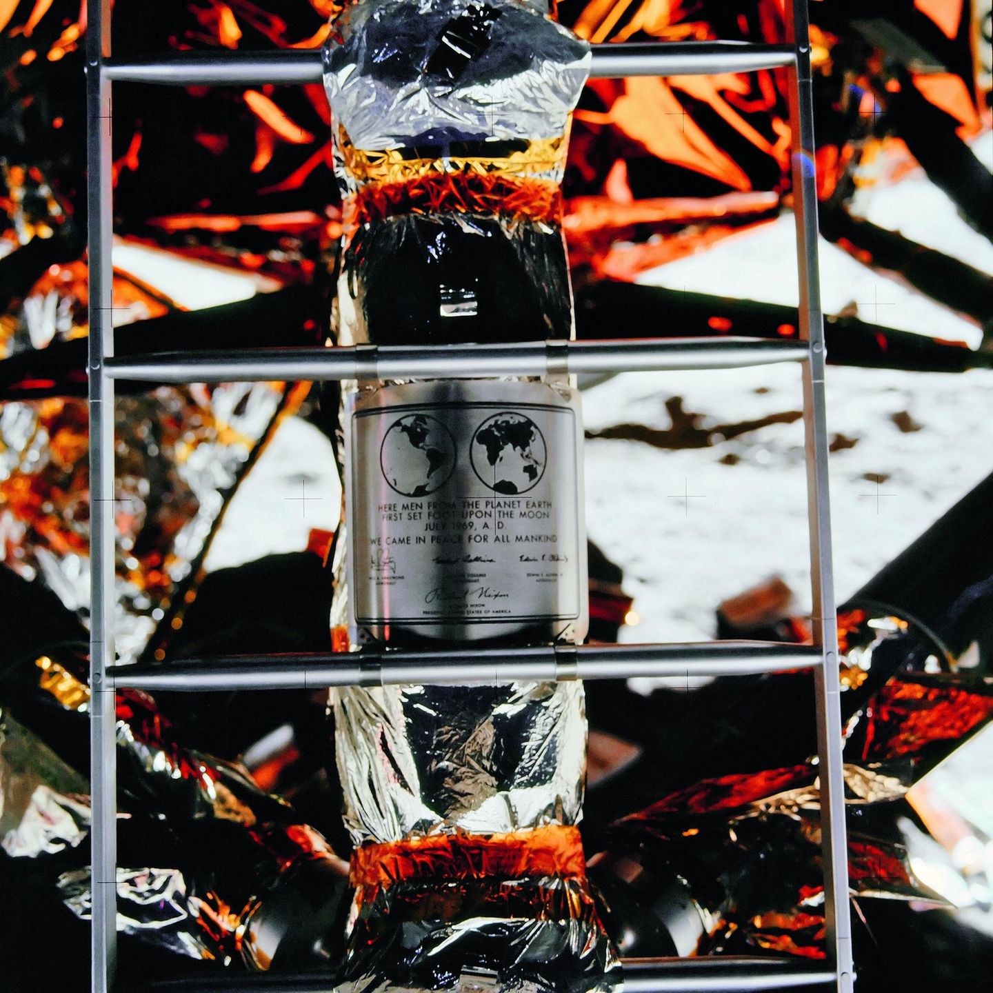 Diese Plakette mit dem Text “We came in peace for all mankind" blieb auf dem Mond zurück: "Wir kamen in Frieden für die gesamte Menschheit".