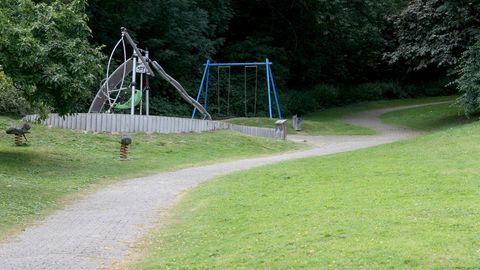 Mülheim: In der Nähe dieses Spielplatzes ist eine junge Frau von einer Gruppe Jugendlicher überfallen und sexuell missbraucht worden