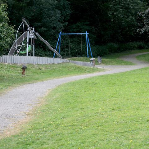 Mülheim: In der Nähe dieses Spielplatzes ist eine junge Frau von einer Gruppe Jugendlicher überfallen und sexuell missbraucht worden