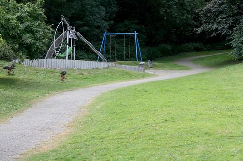 Mülheim: In der Nähe dieses Spielplatzes ist eine junge Frau von einer Gruppe Jugendlicher überfallen und sexuell missbraucht worden