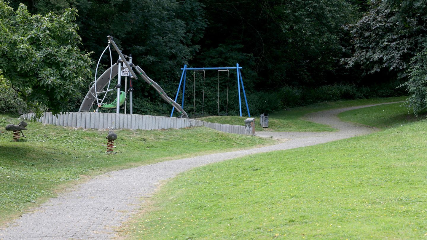 In der Nähe dieses Spielplatzes soll eine junge Frau von einer Gruppe Jugendlicher überfallen und sexuell missbraucht worden sein