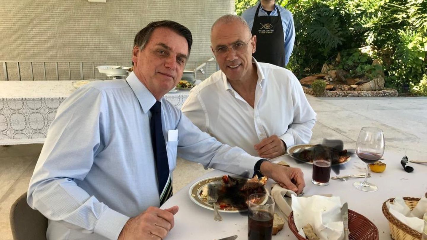 Brasiliens Präsident Jair Bolsonaro (l.) und der israelische Botschafter in Brasilien