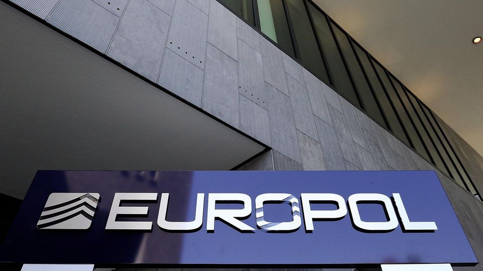 Nach Europol-Angaben wurden insgesamt rund 3,8 Millionen Dopingmittel und gefälschte Medikamente sichergestellt
