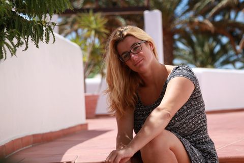 "37°: Ich lebe positiv - Corinne und ihr Schicksal HIV": Corinne sitzt auf Treppenstufen im Freien