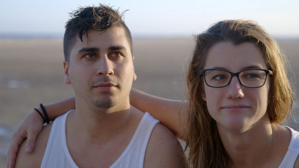 "37°: Ich lebe positiv - Corinne und ihr Schicksal HIV" "37°: Ich lebe positiv - Corinne und ihr Schicksal HIV": Corinne und Alexis sind am Strand auf Fuerteventura.