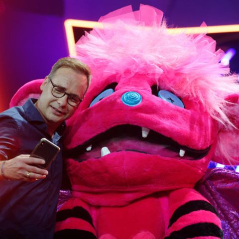 Moderator Matthias Opdenhövel macht ein Selfie mit einem "The Masked Singer"-Showteilnehmer.