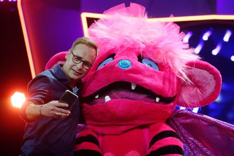 Moderator Matthias Opdenhövel macht ein Selfie mit einem "The Masked Singer"-Showteilnehmer.