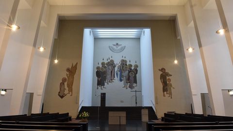Der Altarraum der Heilig-Geist-Kirche