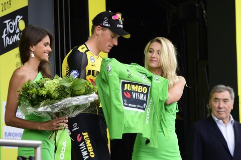 Mann auf dem Siegerpodest bei der Tour de France