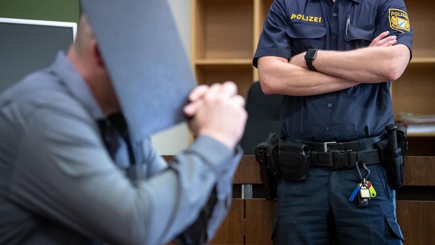 Der Angeklagte im Prozess um einen tödlichen Streit auf der "Wiesn" sitzt im Gerichtssaal
