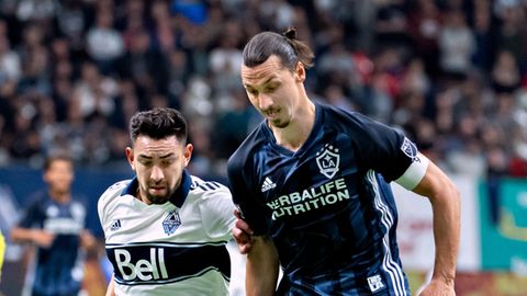 Erik Godoy (l) von den Vancouver Whitecaps und Zlatan Ibrahimović von der LA Galaxy kämpfen um den Ball