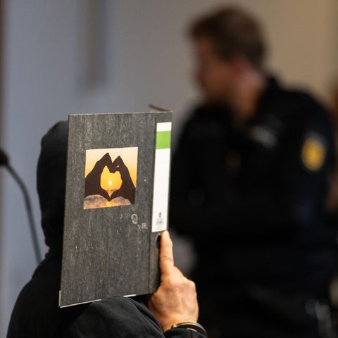 Hinter einer Kladde versteckt: Der im Fall der verschwundenen Maria H. angeklagte Bernhard H. aus Blomberg in Nordrhein-Westfalen