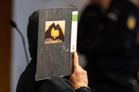 Hinter einer Kladde versteckt: Der im Fall der verschwundenen Maria H. angeklagte Bernhard H. aus Blomberg in Nordrhein-Westfalen