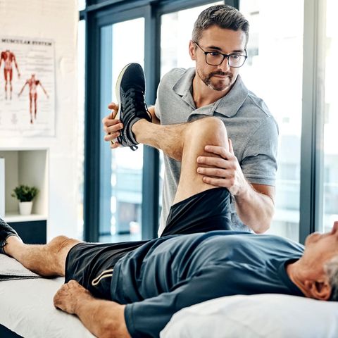 Physiotherapeut bei der Arbeit
