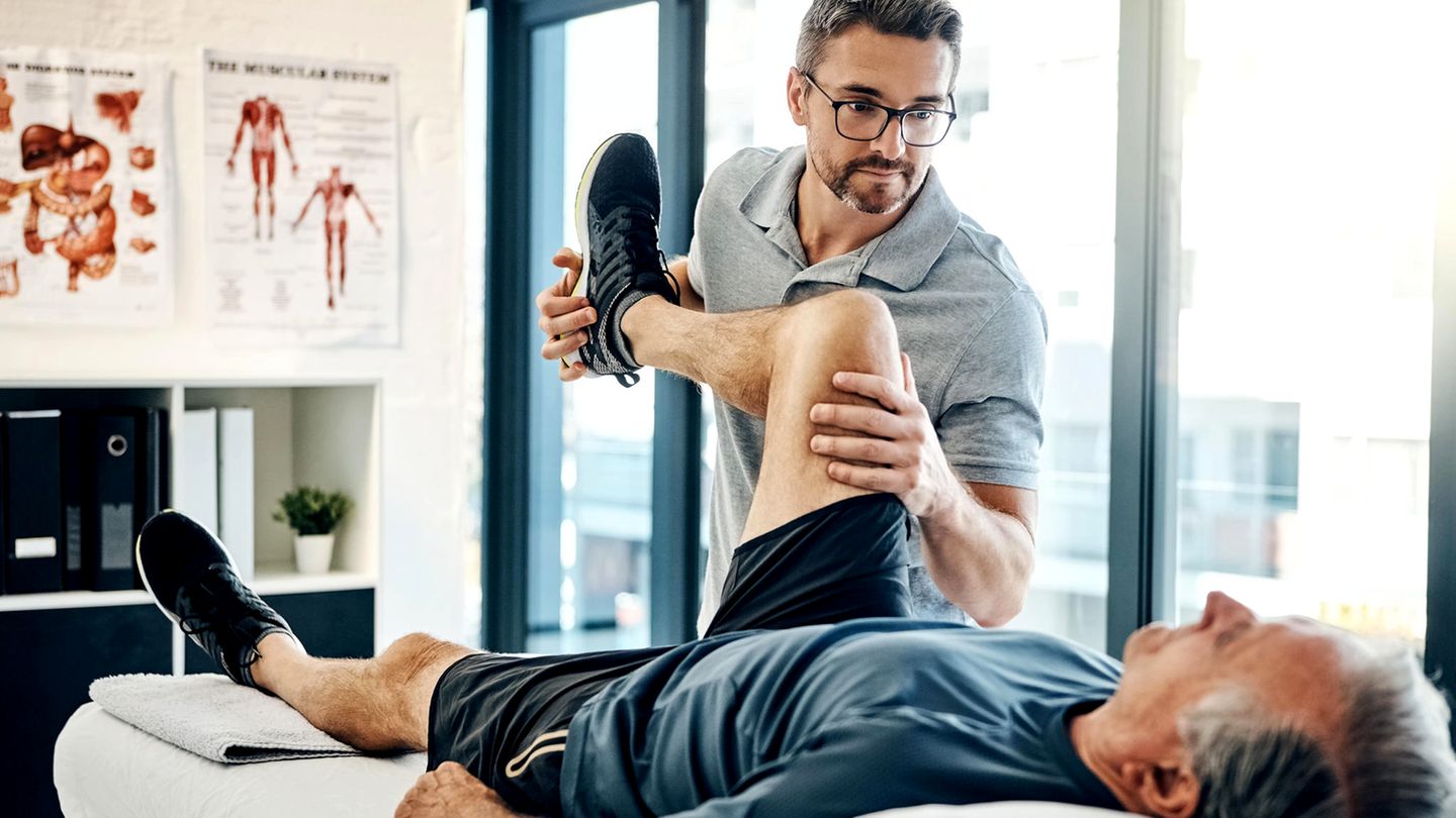 Physiotherapeut bei der Arbeit