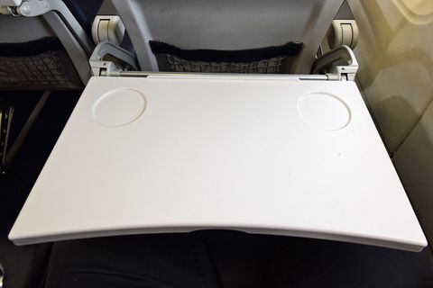 Keine Drinks und Snacks auf dem Klapptisich im Flugzeug