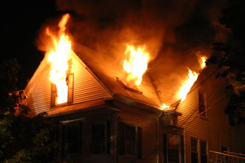Ein brennendes Haus, Flammen kommen aus den Fenstern